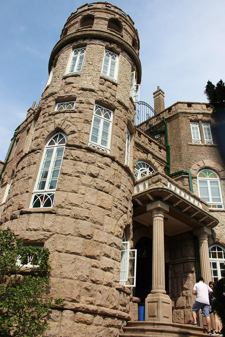 4八大关里面还有比较出名的花石楼和公主楼。