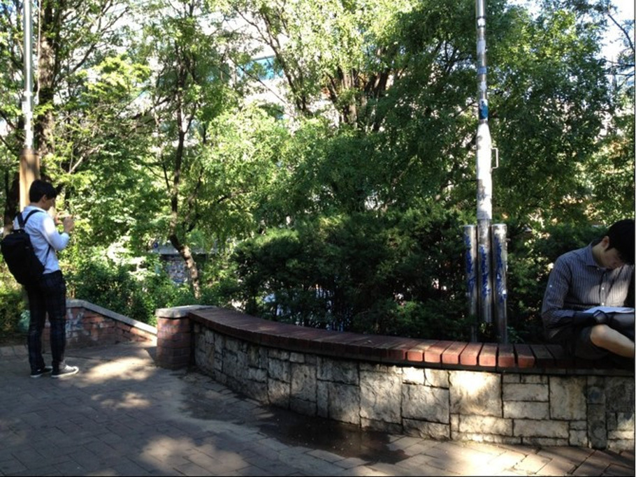 2014弘大(弘益大学): 弘大的大门还是挺宏大._