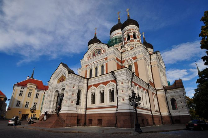 2015上坡后我们看到一座俄罗斯风格教堂_亚历