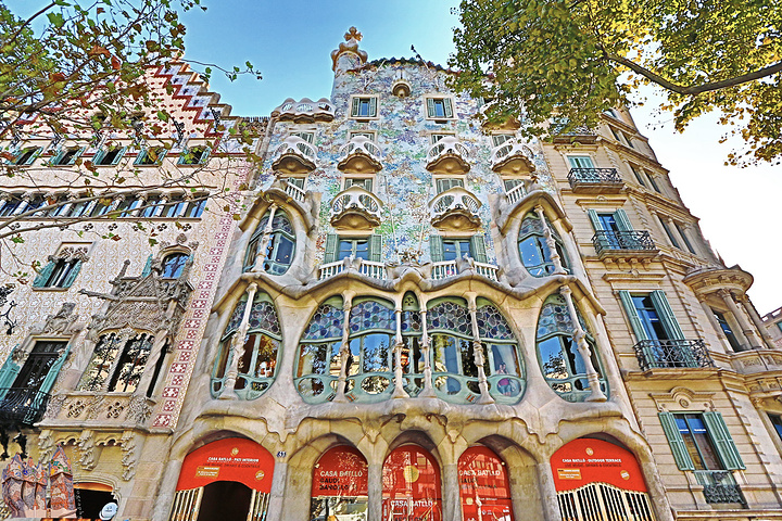 2015巴特罗之家的内部设计也秉承了高迪一贯