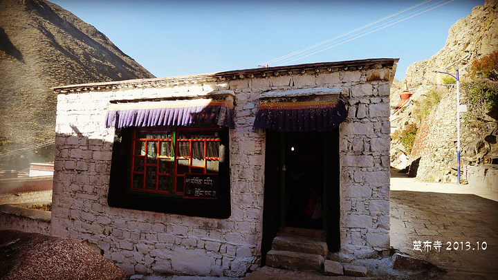 楚布寺所在的山谷 风景也很美。另一个红色的