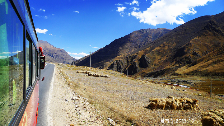 楚布寺所在的山谷 风景也很美。另一个红色的