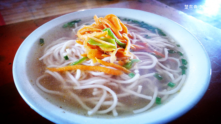 楚布寺所在的山谷 风景也很美。另一个红色的