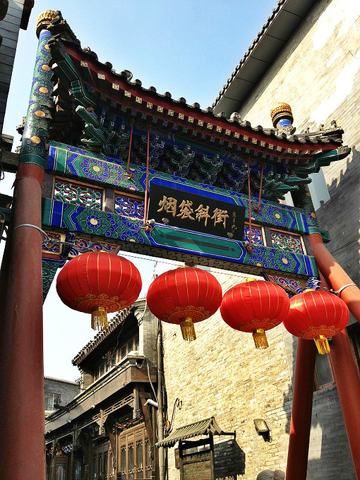 北京旅游攻略 北京冬日游  银锭桥旁北面的烟袋斜街也是吸引游客的一