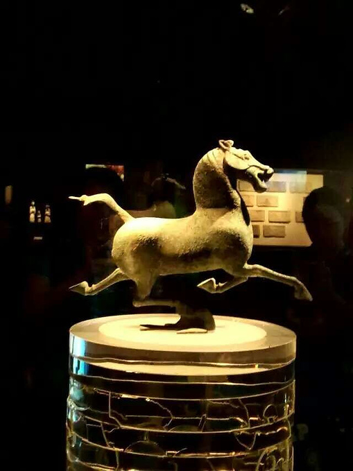 甘肃省出土的西汉青铜器马踏飞燕