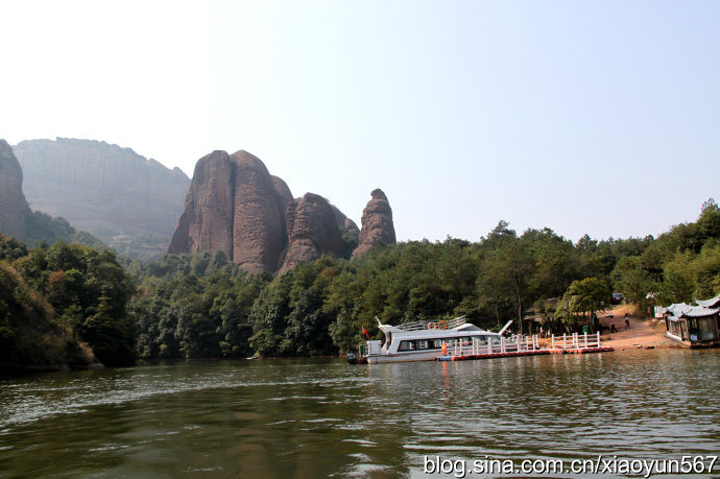 龟峰,是世界自然遗产、世界地质公园、国家AAAA级风景区、国家森林公园、全国爱国主义教育示范基地,位于江西省上饶市弋阳县信江南岸。从西南方向眺望,整个龟峰俨然一只巨龟,且景区内多龟形石,“无山不龟,无石不龟”,因此而得名。 龟峰风景优美,奇峰如画,是一处魅力无穷的旅游胜地。龟峰有“绝世三奇”,即独步天下的龟形丹山之奇,天造地设的洞穴佛龛之奇和千古流芳的仁人志士之奇,集“绿色”、“古色”和“红色&rd