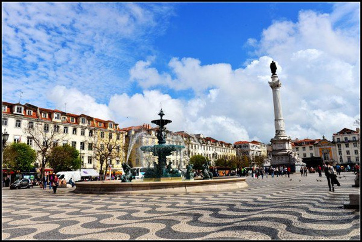2015广场周边就是里斯本最繁华的商业区和步