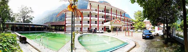 阳光盛夏 戏水养马峡