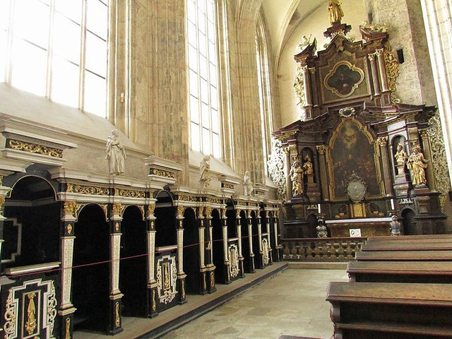 2016最初在梯形的内部有8个放射状小礼拜堂_