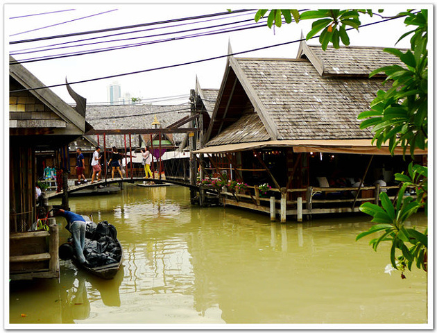 2015泰国的很多地方是以河湖港汊为特点的地