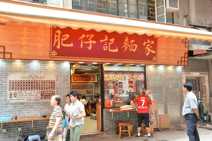 铜锣湾位于香港岛的中心北岸之西,是香港的主要中心区域之一。过来的话可以地铁铜锣湾站直达,地铁里面有很多标识牌指明各个出口的方向和周边,非常方便。购物,这里有时代广场,希慎广场,利园,崇光百货等大批量的商场,涵盖了激活所有的奢侈品品牌,有Hermes,Rolex,Tiffany, LV, Gucci等等,专卖店的数量有些还不止一家,便于游客挑选一些可能断货的款式,光逛商场细细逛起来一天都不够,一般来说都是有目的的去对应的门店选择事先想好的品牌款式了。希慎广场这里还有一家苹果专卖店,不过热门系列估计都直接去是