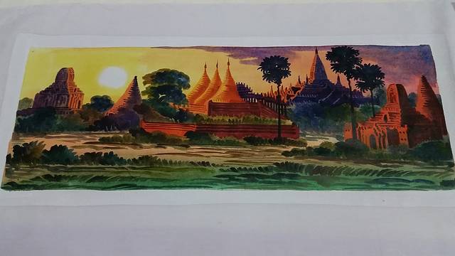蒲甘欣赏佛塔的方法有很多,可以包车、包马车、电单车、单程等。四种方式我们都是试过了,推荐大家可以第一天用包车的方式把几个主要的远一点的佛塔看一下,第二天马拉车,马拉车有一条固定的路线,跟包车不重合的,马拉车挺舒适,也好玩,第三天电单车,有点像摩托车,但是没那么快,比较好骑,反正我是无论如何都不会了,最后还是老姐搭着我上路了,老姐也是第一次骑,现学的,所以各位可以考虑下。单车就累了点,蛮多上坡下坡,还有沙地,我们半天就累趴了。 价格参考,包车一天35usd,马拉车一天25usd,我们是上午单车,下午电单车一