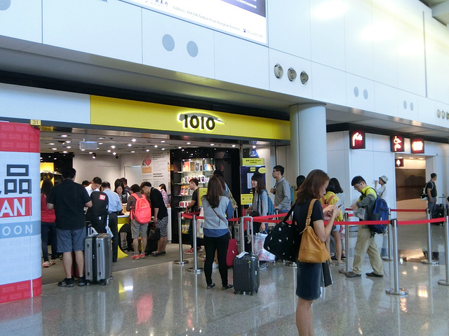 2015香港航空HX221航班从南京禄口机场T2._