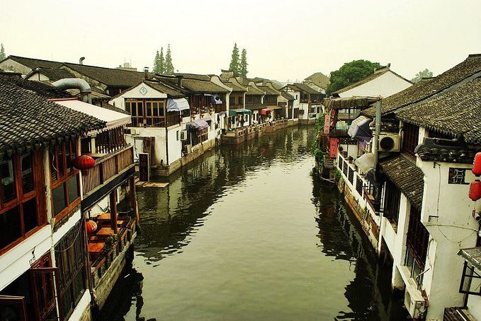 临水的房屋与河道形成了江南水乡特有的风景