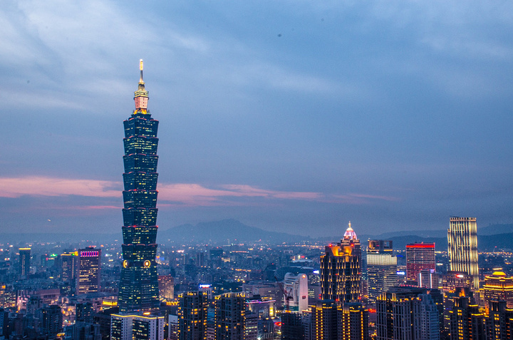 拍到的台北夜景很美,是我们开始决定来台湾时心中所想的那样的那幅