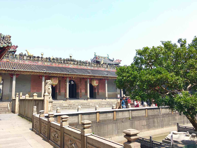 我是在广州住的,乘坐地铁广佛线到祖庙站下车出来过马路200米就到门口