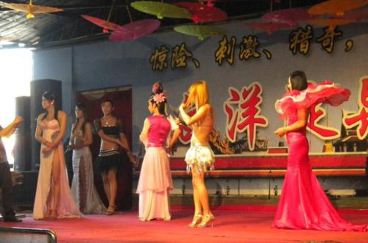 第二站异国风情.人妖表演,跟人妖合影需要收费的