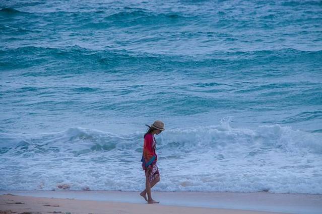 芭东海滩/巴东海滩(Patong Beach)是普吉岛(Phuket)最著名的海滩度假胜地,尤以各式各样的活动和夜生活而闻名,是举办派对和潇洒放纵的理想场所。到了晚上,芭东海滩有一条热闹非凡的夜市街邦古拉街(Bangla Road),包括数以百计的餐厅、啤酒屋、裸裸吧(Go Go Bars)和夜总会。当然,夜里的芭东海滩也有安静的部分。我在芭东海滩住的青旅是Patong Marina,位于芭东海滩的核心位置,马路对面就是海边,步行10min可到芭东夜市。我住的20人间,别看人多,房间和床位都很大,每张床