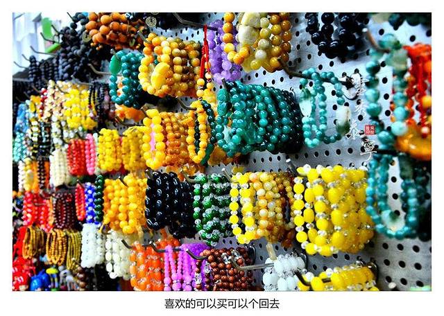 泰宁古城位于武夷山南面的泰宁县内,是一座当地保存较为完好的明代民居群建筑。受到了全国重点文物保护单位的称号并保护。泰宁古城还曾经入选国内十大魅力古镇,排名第三位。古城不大,半小时内可以走完,古城本身是不需要门票的,免费开放,但是古城内的尚书第这个景点需要收费门票。有相关证件的可以减免门票。正价票25元,游客可自行选择参观。我站在大门向里央看去,就是一座古人所住的宅园,从门口位置也能看到里面一半景观 ,所以没买票入内参观。古城有标志性的建筑就是进口时的牌坊大水车和尚书第的明代建筑群。其它都古老的房子建成商铺