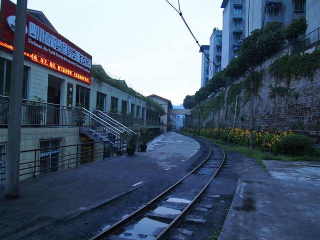 成都西门飞机噪音_底特网 位于四川乐山市犍为县的嘉阳小火车是世界上唯一还在运营的窄轨蒸汽火车,时速只有20公里,前身是中福煤矿和嘉阳煤矿,现在仍然有工人在这里采煤,于2010年5月授予乐山嘉阳国家矿山公园资格。 我是自驾从成都过去的,距离200公里,大概需要2个半小时。如果是坐车的话可以选择从成都茶店子车站乘坐直接到嘉阳的大巴。景区服务电话是0833-4092599。这里最旺的季节就是3、4月油菜花开的时候,如果你选择这个时候前往,一定一定要提前购买门票,到现场多半已经没票了,车票是80元单程,淡季的话买往返套餐是130元,旺季没