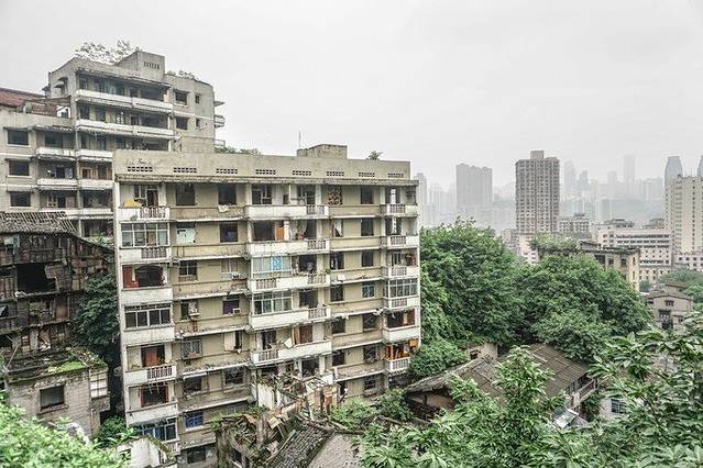 重慶的十八梯是重慶老城區的一條街道,離解放碑比較近,地鐵從較場口下車4號口出來步行就可以到達。十八梯有幾處可以進去的地方,最出名的還是那個坡上有個指示牌十八梯那兒【美食】說實話以前十八梯繁榮昌盛的時候,那兒可謂是人聲鼎沸啊!叫賣聲,賣菜聲,老人的打牌聲可如今,十八梯拆遷,這里早已蕭條了,如果到這兒還想吃美食的話,可能只有碰運氣了,有口小面吃就不錯了!【交通】來十八梯的時候,我是從南岸方向過來的,可以選擇坐321路公交車站在較場口站下車往前走。亦或者乘坐軌道1號線在較場口站4號出口出來即可