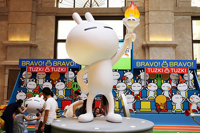 正值里约奥运会,澳门银河东翼广场的兔斯基们正在举办夏日运动会,绝对