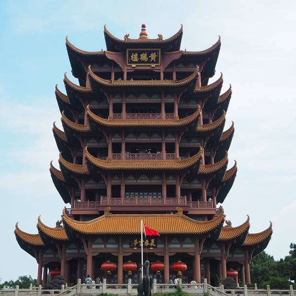 在武汉黄鹤楼是相当的出名的了,历史背景神马的就不用再和大家解说了,相必大家也是相当地熟悉了,因为被古诗词折磨过的孩子应该不在少数吧,哈哈,来到武汉,黄鹤楼必定是要游览一番,要不然读书时受的苦白浪费了。这么特别的景点容我慢慢说。 【交通】黄鹤楼就坐落在长江边上,大门附近就有公交站,途径这里得分7趟公交车,分别是电车1路 电车4路、 10路 、10路通宵线、 61路、 401路 、402路。还是很方便的。【门票】门票是80块,好贵的说,学生票有半价,走上这个台阶,就是大门入口啦【游览路线】 门口有个游览地图,