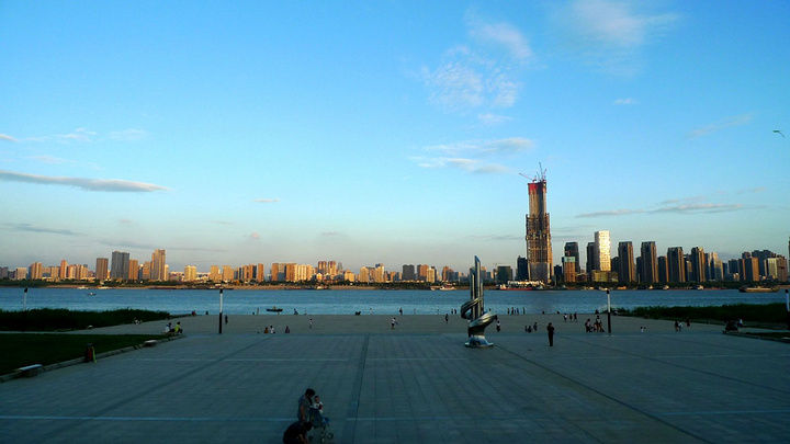 来武汉,建议住宿在江滩一晚吧,在武汉的江滩才是老武汉码头文化的