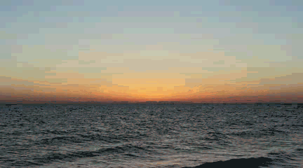 1  1  1 太阳一点点从湖面钻出来  1  1  1