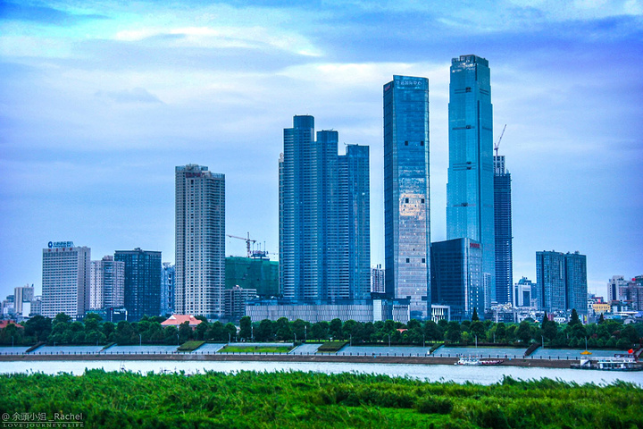 门票:免费 开放时间:全天 地址: 长沙市区的湘江中心,橘林成片,风光清