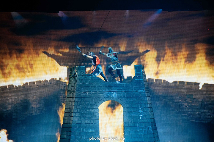 宋城的灵魂在于演艺,全天20场演艺秀轮番上演,饶是我们精打细算,也没有完全看全,因此入住酒店赠送的二次入园福利还是很必要的,只可惜周末时光有限,最终第二天也未能在进园游览。 《宋城千古情》,用先进声、光、电的科技手段和舞台机械,以出其不意的呈现方式演绎了良渚古人的艰辛,宋皇宫的辉煌,岳家军的惨烈,梁祝和白蛇许仙的千古绝唱,把丝绸、茶叶和烟雨江南表现得淋漓尽致,极具视觉体验和心灵震撼。