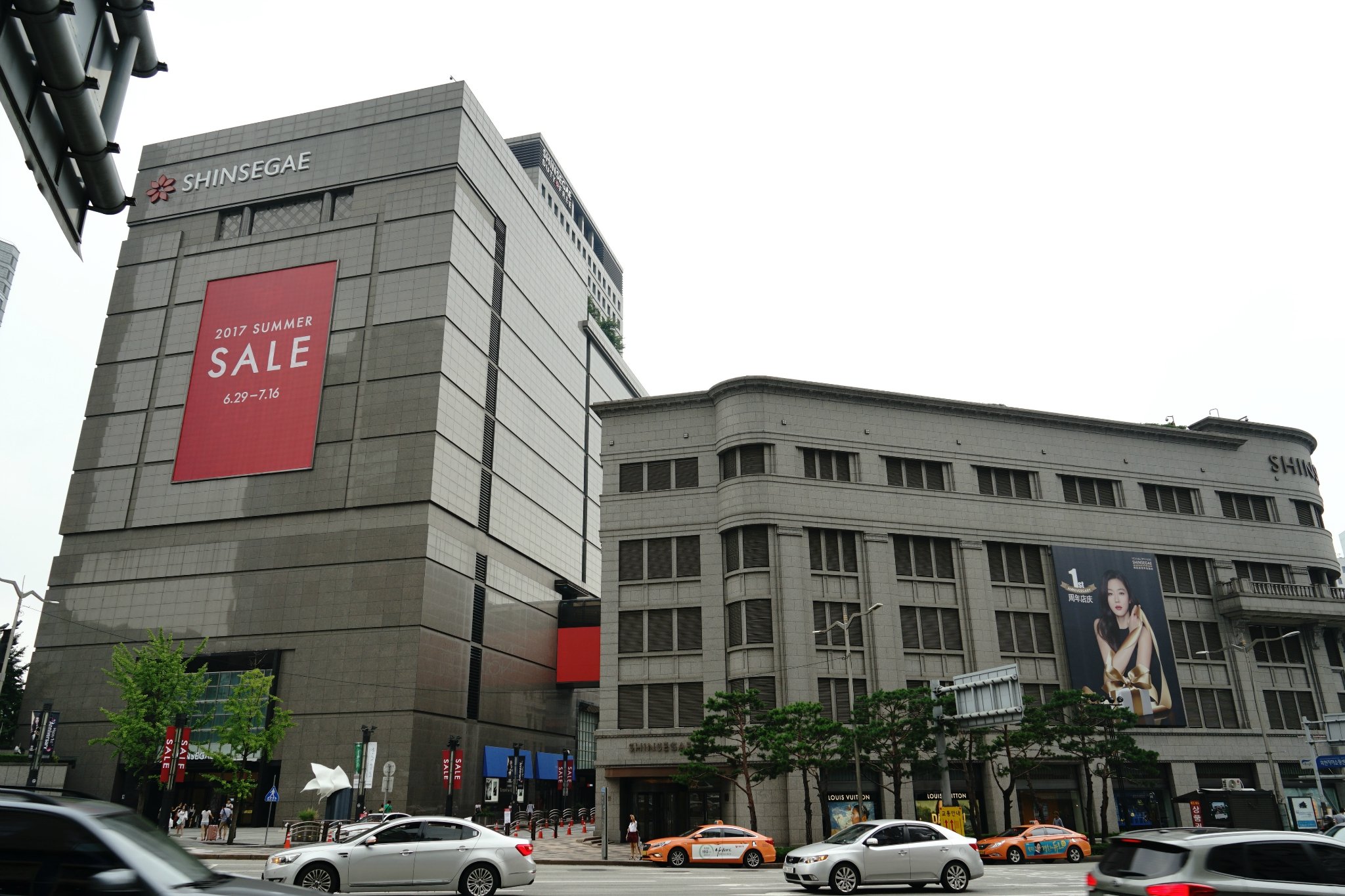 韩际新世界免税店在这一带是最新开业的免税店,所以无论是从购物环境