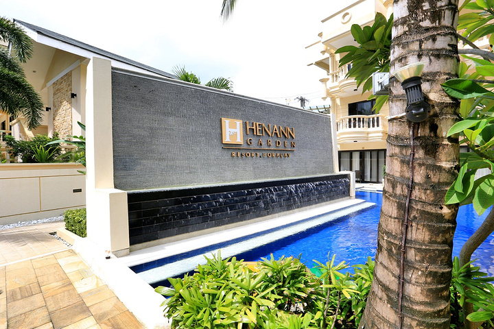 泳池玩了一会儿,之后去吃早餐,一路看到了无数腿长肤白胸大的比基尼