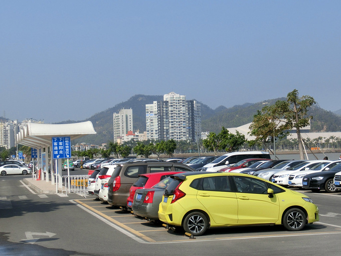 港内的大型停车场