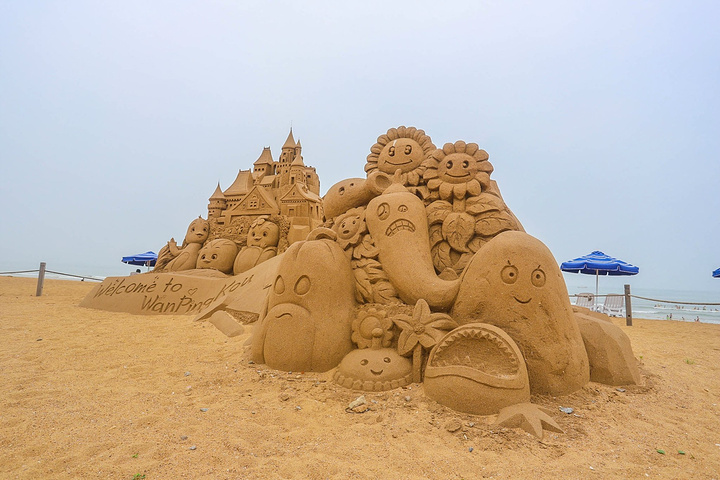 看得出来这里主打的是卡通人物,延绵数百米的沙雕模型真可谓是震撼