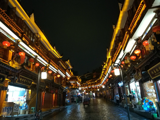 都匀市匀东镇格多瓦寨,石板街夜景图片