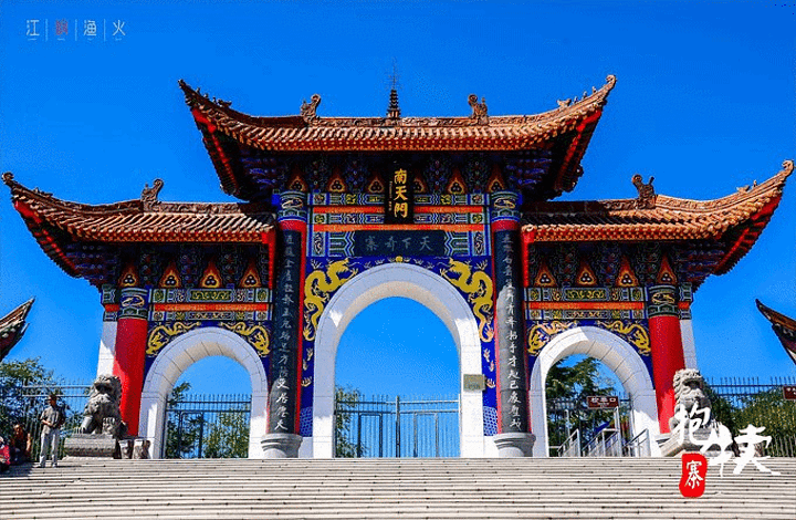 东望,莲花峰、海螺峰近地脚下,来远处便是广阔无垠的华北平原,省会石家庄市的高层建筑清晰可见,南,石太铁路级上火车拉着气笛,将晋煤运向四面八方,307国道上,车水马龙,穿梭往来,运送着货物;西望,太行群峰,连续起伏,峻,岭中可看见上安电厂那高耸入云的烟囱。