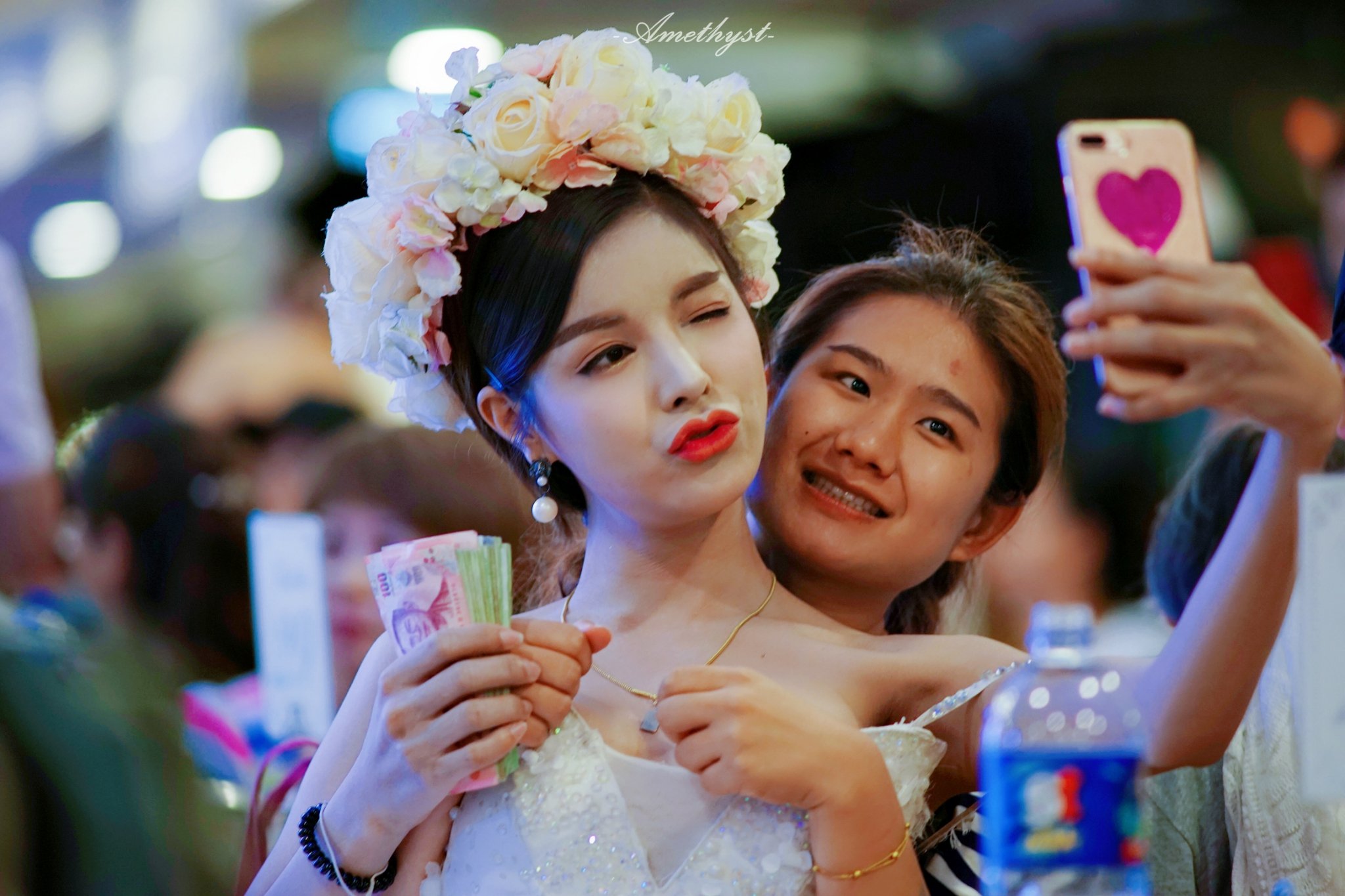 其他非头牌人妖会在各桌游走,主动拿胸去撞男性,或者更大胆的动作