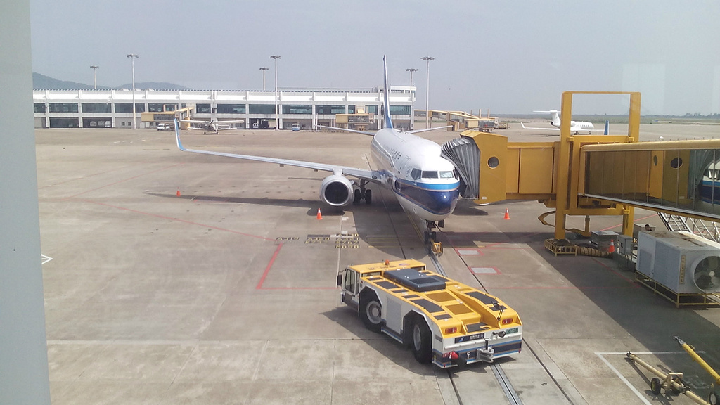 晚上依照很多人推荐的前往百花谷必胜客吃饭_