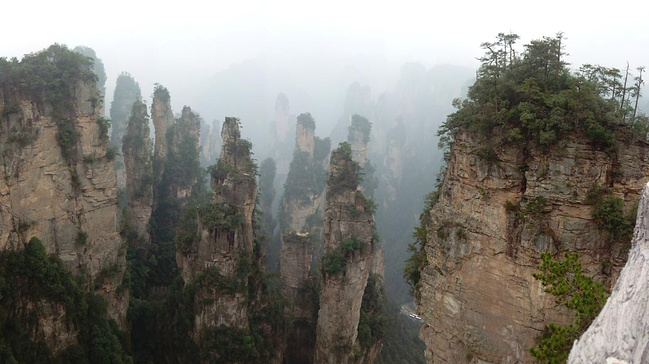 云雾缭绕--张家界,看张家界就该下雨天来_张家