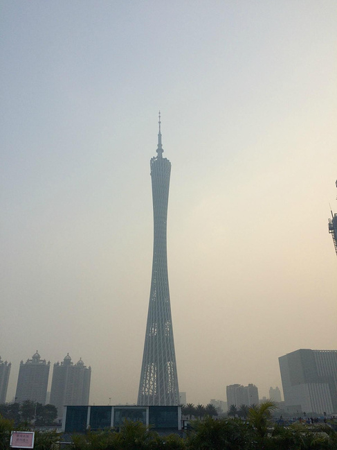 【价格】0元 【地址】花城广场东南角 【电话】 【其他】图书馆晚上9点闭馆,每个人都可以去,免费的。不定期还有各种展览在里面,有文化的装x范赶紧来。坐APM在大剧院下,出来就可以看到了,周围还有博物馆,不远处就是海心沙、小蛮腰,可谓是文化之旅一条龙。 最后一天的行程结束了,还是觉得没有尽兴,以后还要再来!