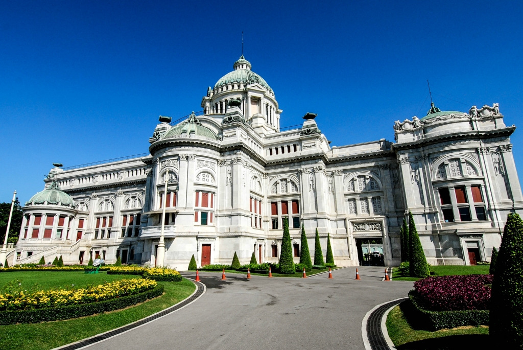 阿南达皇家御会馆又叫泰国皇家博物馆,旧国会大厦,建于拉玛五世时期,以巴洛克和文艺复兴时期的建筑为蓝本建造,建筑材料是大理石。原为王室接待外宾、举办重要仪式的地方,现在已经改造成了对游客开放的王室艺术品收藏展示馆。馆内有很多要求,比如,男士必须穿长裤,女士必须穿长裙(长裤也不行的),上身必须有袖,长短都可以,只要有袖都成。除了钱包,什么都不可以带进去,饮料、零食、多小的背包都不可以。门口那里有专门供有游客免费存行李的小柜子。因为手机相机都没有带进去,所以没有什么照片,只有建筑物的外观照片。大堂里有肃穆的长椅