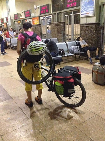 2015西安的六月着实的热,火车站比家乡的大多