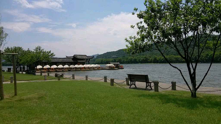 2015白堤是将杭州市区与风景区相连的纽带,东