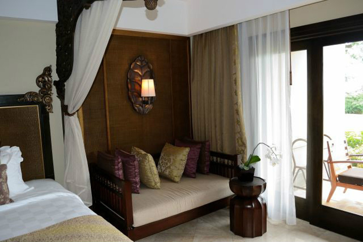 2015接着赶路,到阿雅娜,已是下午2点正好办理