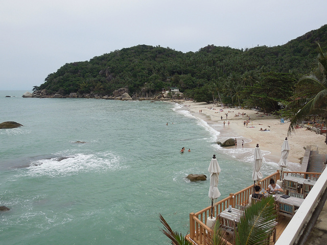 上岛后,坐上了小巴士,终于抵达了我们此行的一个住处Crystal Bay Beach Resort。 酒店坐落在水晶湾畔,风景十分美丽。 安顿好后赶紧去洗个热水澡放松一下,然后就是吃吃吃,逛逛逛! 水晶湾酒店离的查汶海滩的downtown比较远,出门需要乘车。 泰国是摩托车王国,苏梅岛当然也不例外。可是本人并不会骑。。。额。。 所以安全起见,我们还是乘坐各类公共交通。 晚上我们去到苏梅岛上最繁华的查汶海滩集市逛街,买了人字拖,防水袋等装备,来准备接下来几天的海岛之旅。 回到酒店后,在某宝上购买了安通国家公