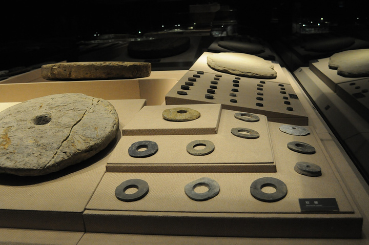 金沙遗址博物馆主要景点有:陈列馆,遗迹馆,太阳神鸟雕塑,玉石之路