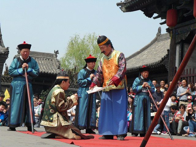 县太爷升堂断案县衙内部景色非常美,也非常大,但是四品以下的官是不