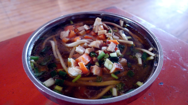 楚布寺所在的山谷 风景也很美。另一个红色的