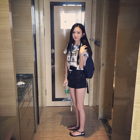 2016对面前方有一排当地小吃,很多家买热干面